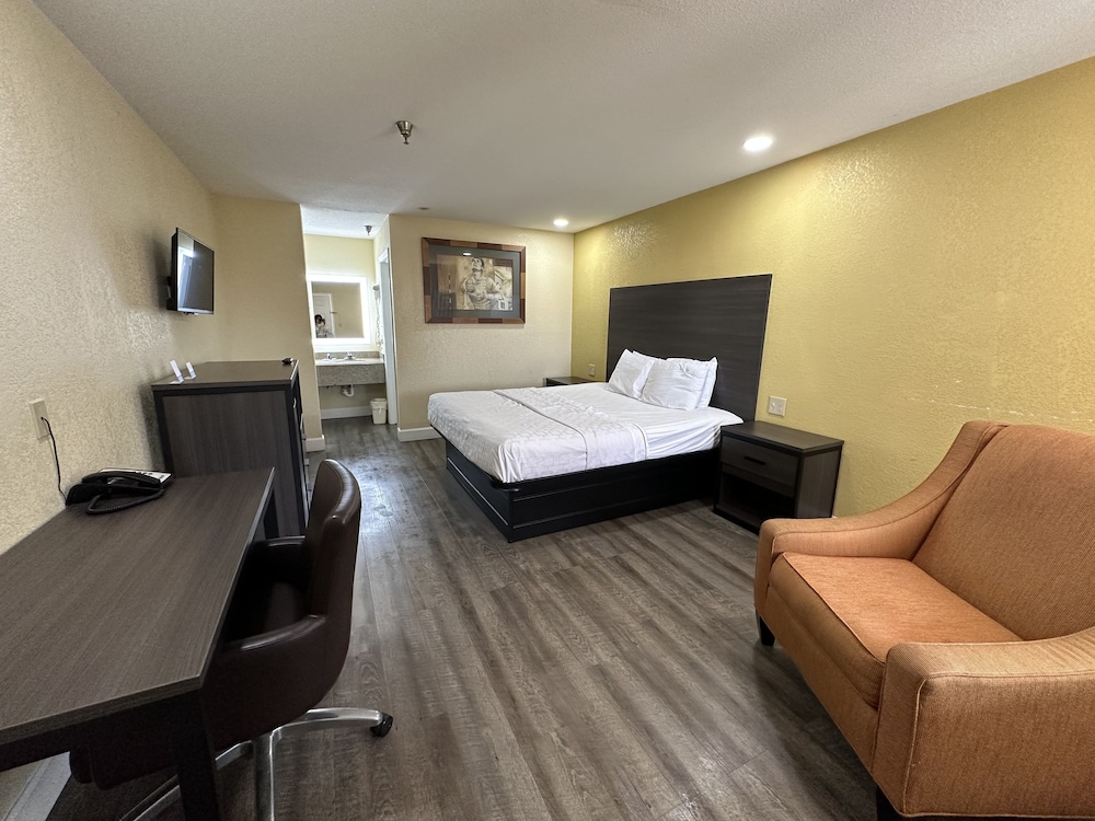Rodeway Inn & Suites Highway 290 Northwest