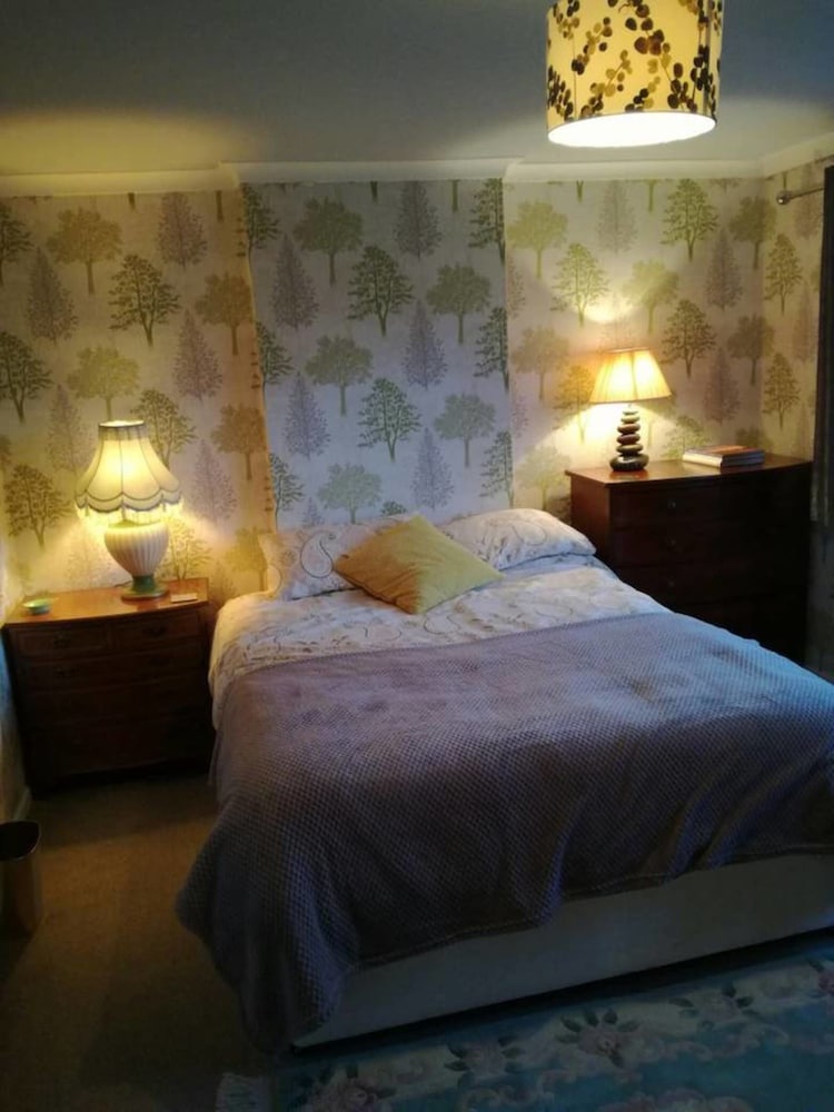 Flat - Sleeps 4 - Parking - Close to Airport view 4