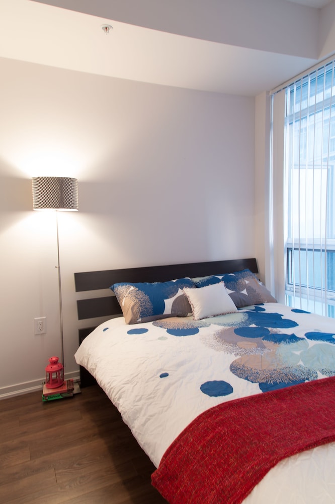 Toronto Queen Suites - Image 2