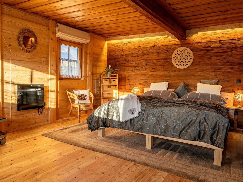Historic Farmhouse: 200 Years old Meets new