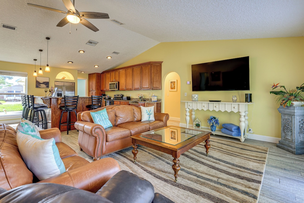 Canal-front Retreat 4 Mi to Jacksonville Beach!