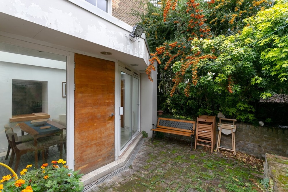 Fantastic and Bright 1 Bedroom Garden Flat