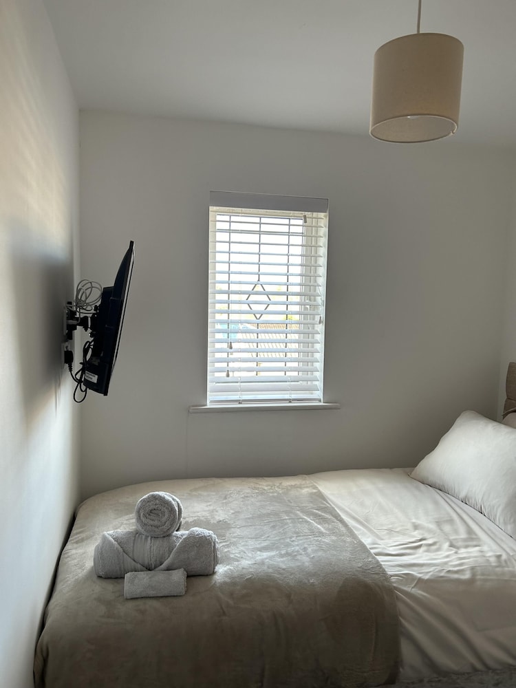 Tranquil Sheffield Retreat - 3 Bedroom House view 2