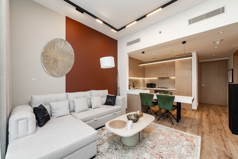 Oakley Square 1BR Apartment with maid's room