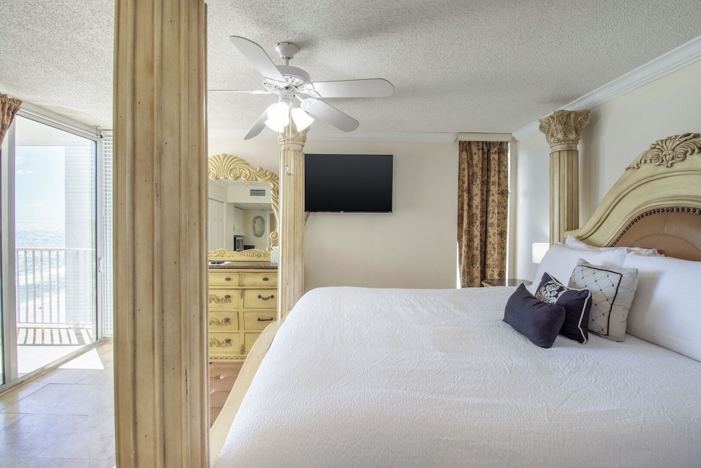 3BR Gulf-front Luxury w/ Pool Bar & Spa Baths