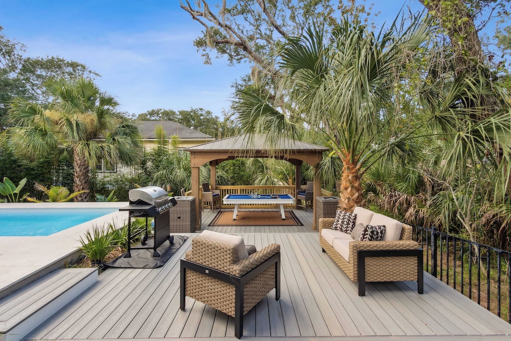 Serenity at Surfside by Avantstay Pool, Porches, Fire Pit & Arcade Near Vilano Beach