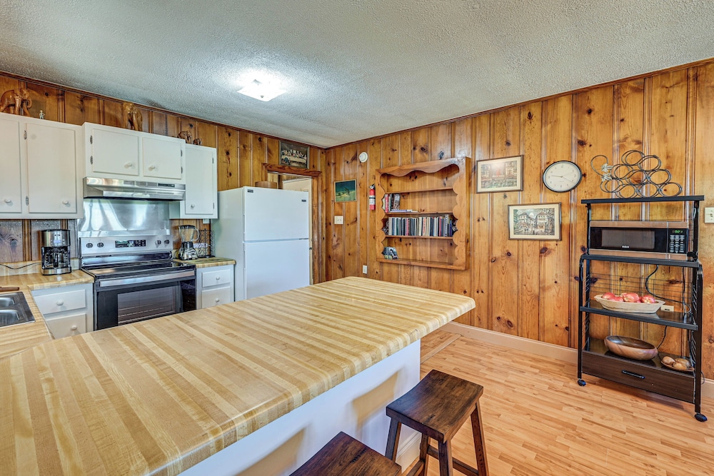 2 Mi to Oak Grove Racing & Gaming: Home on 1 Acre