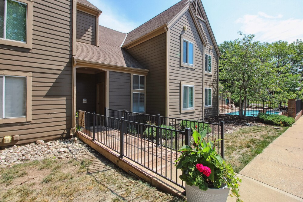 Overland Park Condo, Close to Lakes Parks! - Property Image 3