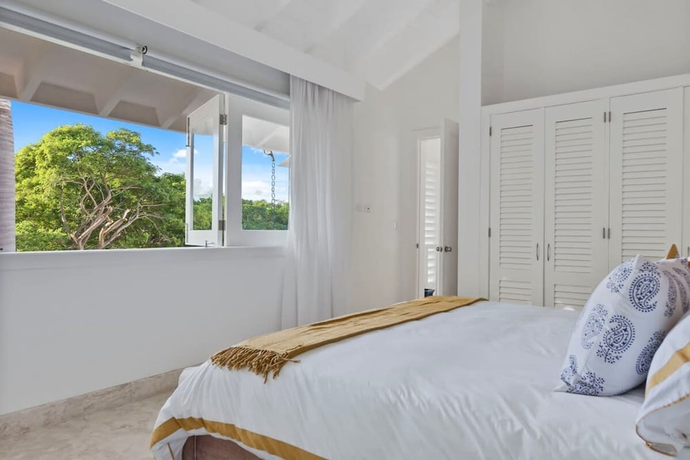 Oceanfront Golf Course Estate w Pool Guest House