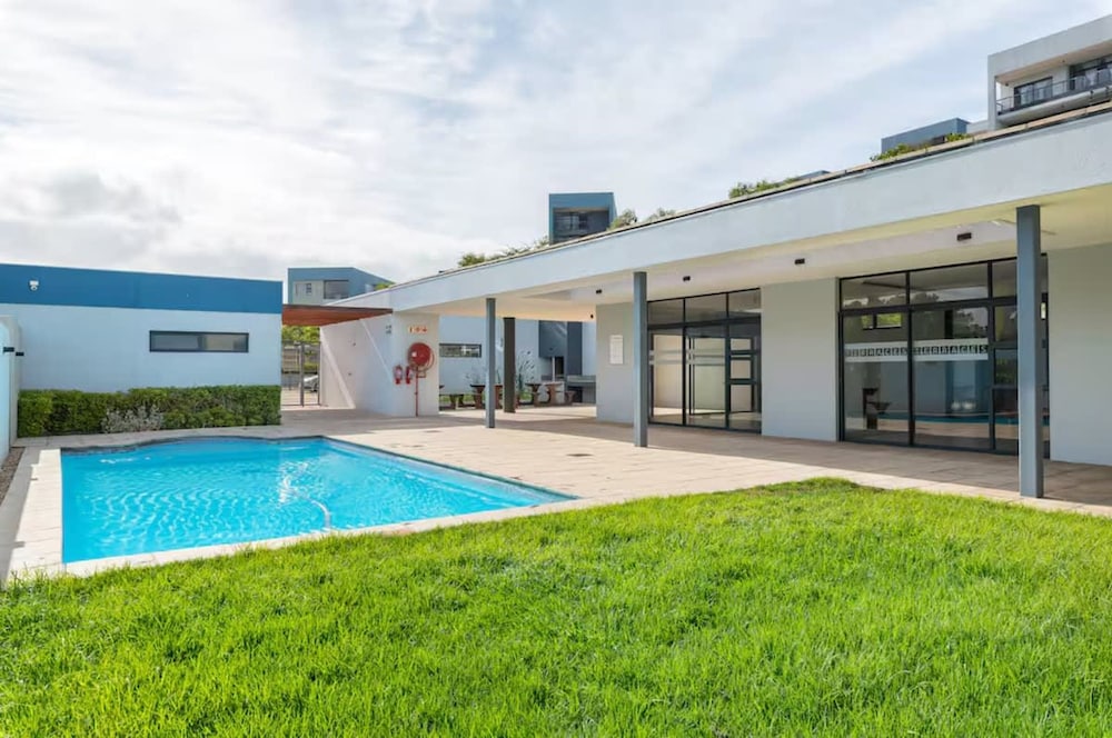 Modern 2 Bed Century City Apartment Pool Braai