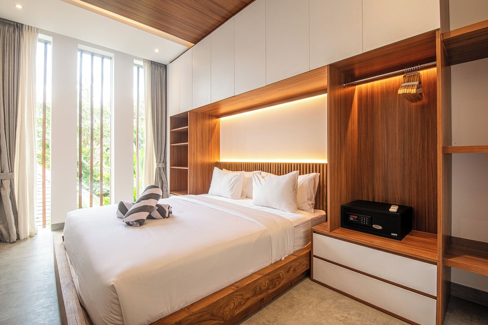 Elegant 5BR Canggu Villa 400m to Pristine Beach