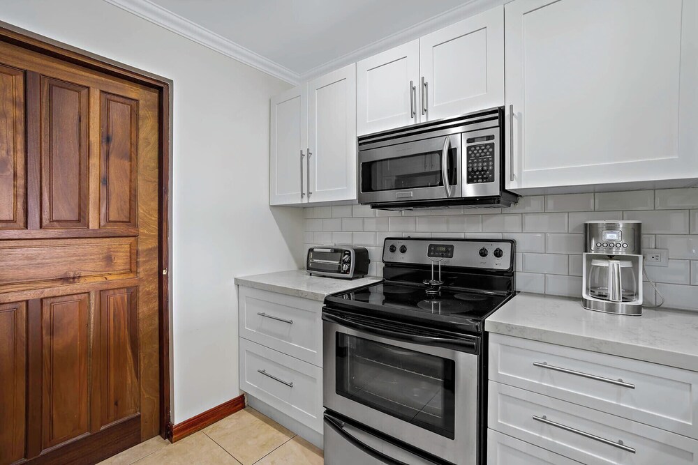 Stylish Flamingo Condo with Ocean Views, Renovated Kitchen & Walkable Beach Access