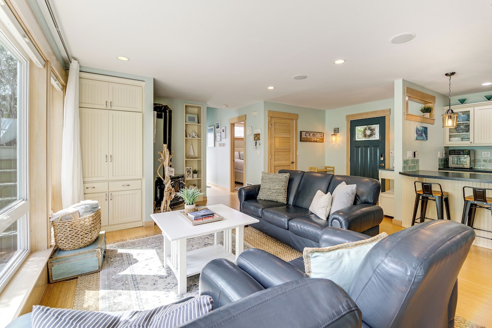 Steps to Beach: Home w/ Hot Tub in Oak Harbor!