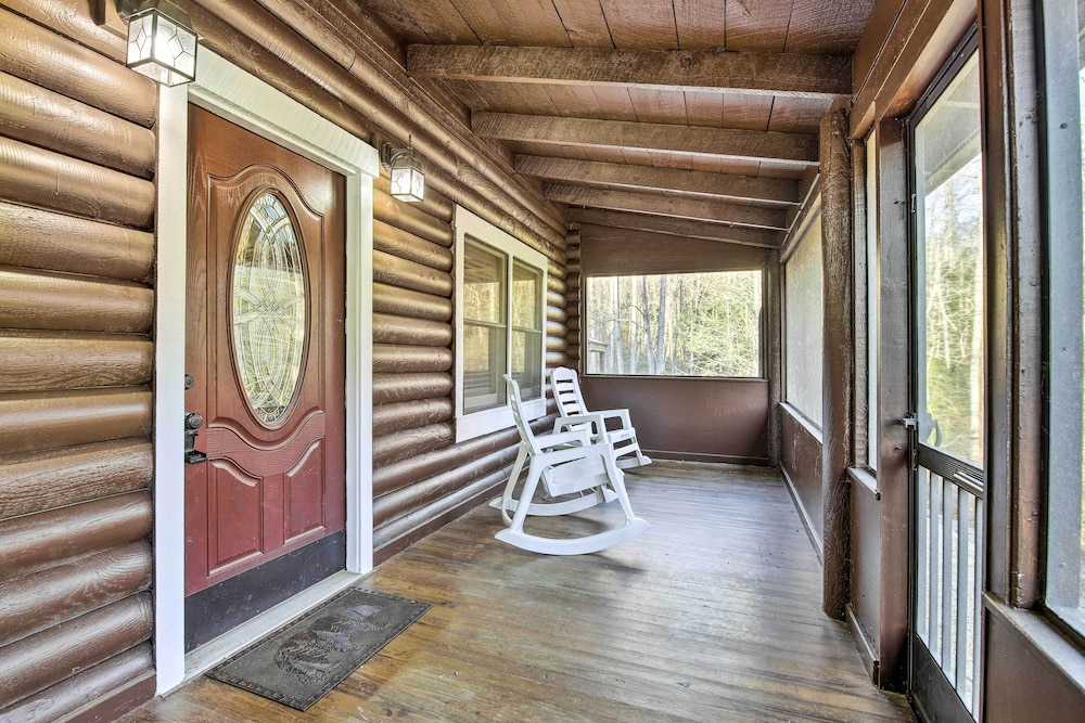 Pet-friendly Gatlinburg Cabin w/ Hot Tub!