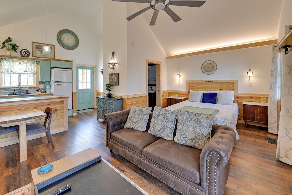 Hot Tub & Fire Pit: Romantic Getaway in Frenchburg