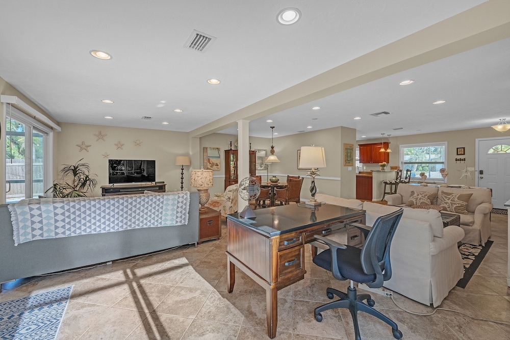 Comfy Home W/ Heated Pool Near Siesta Key Beach 2 Bedroom Home
