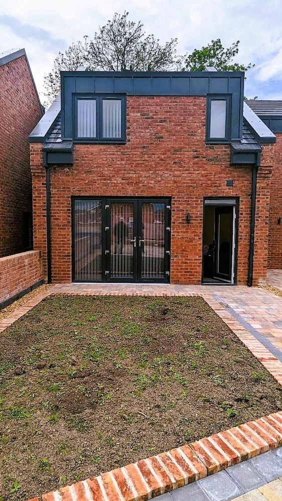 Lovely Modernist 4 Bed House view 3