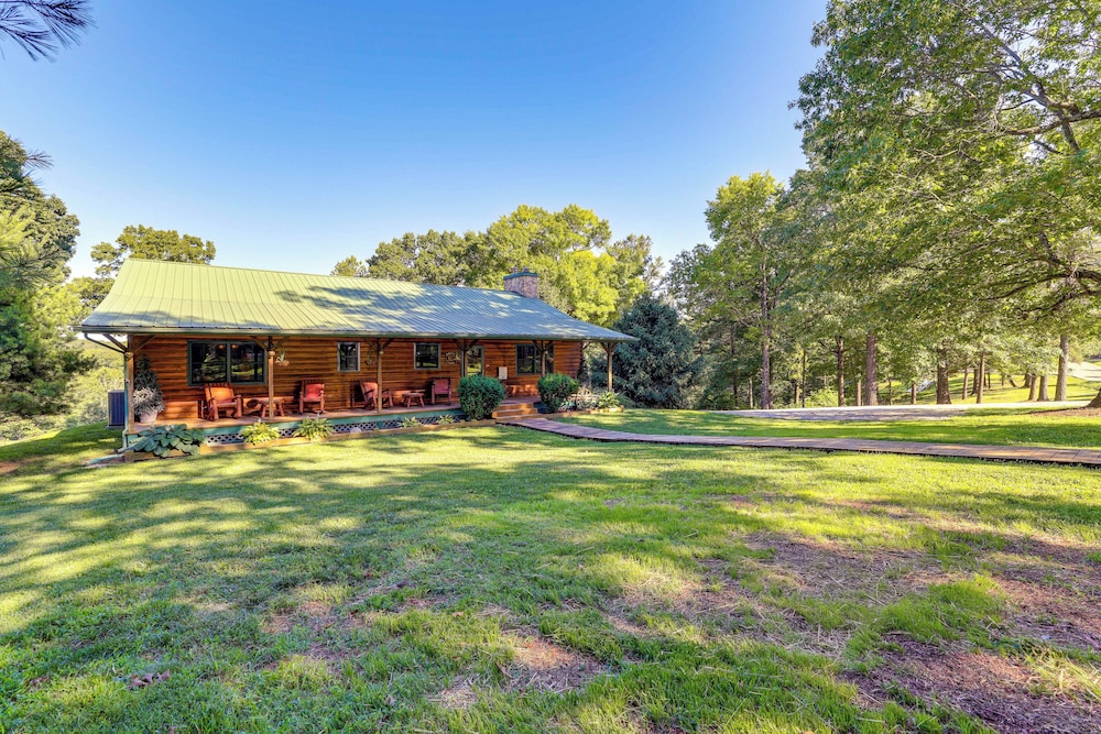 'just a Cast Away' Cassville Cabin w/ Covered Deck