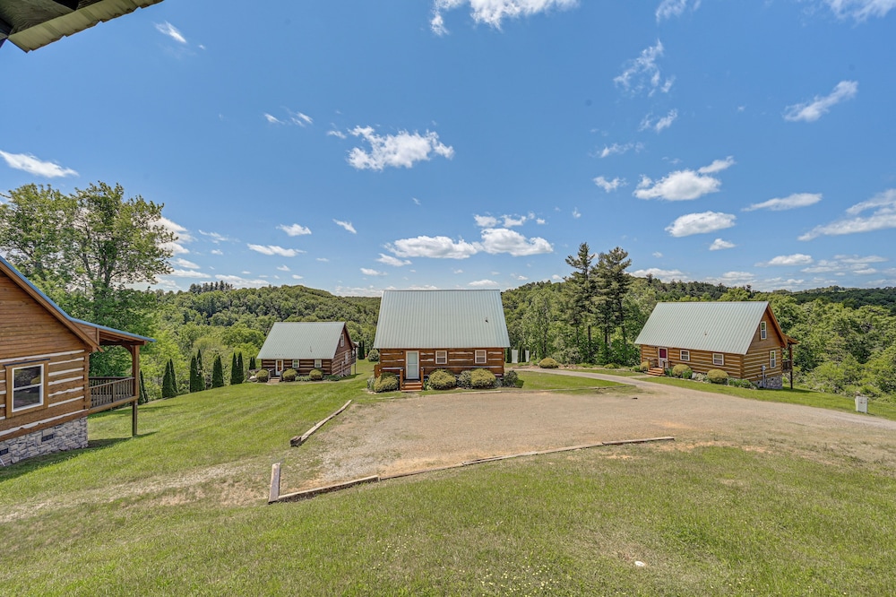 2 Mi to Mabry Mill: Mtn-view Cabin w/ Porch!