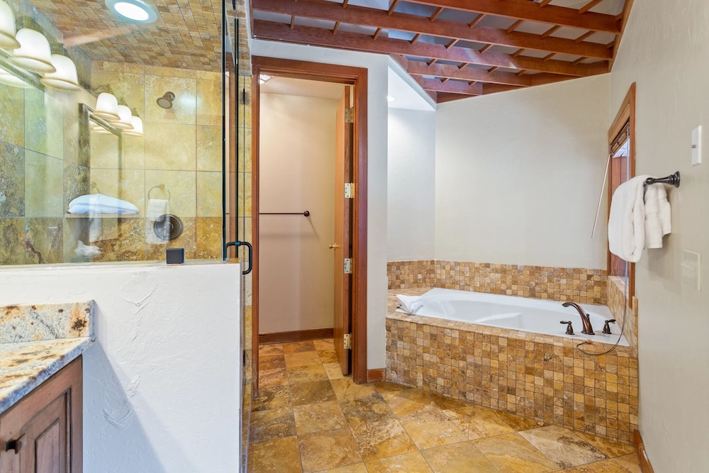 Pinnacle at Deer Valley Resort - Four Bedroom Condo with Hot Tub #1470 4 Condo