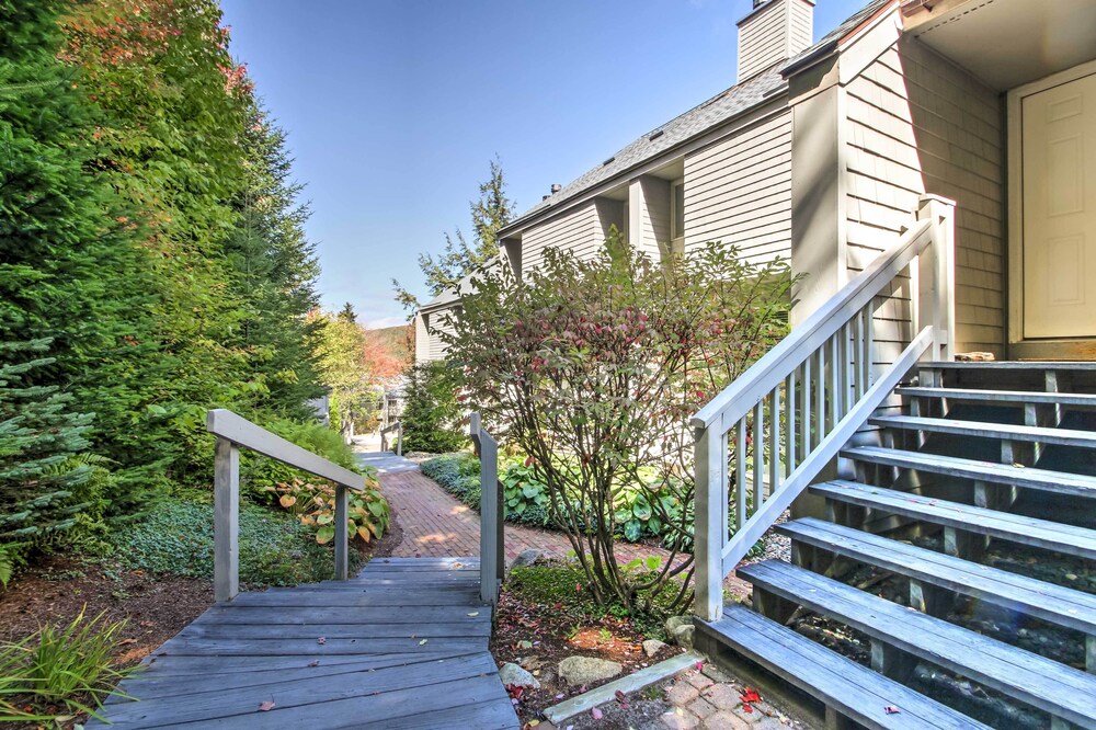 Cozy Bretton Woods Ski-in/ski-out Condo w/ Deck!