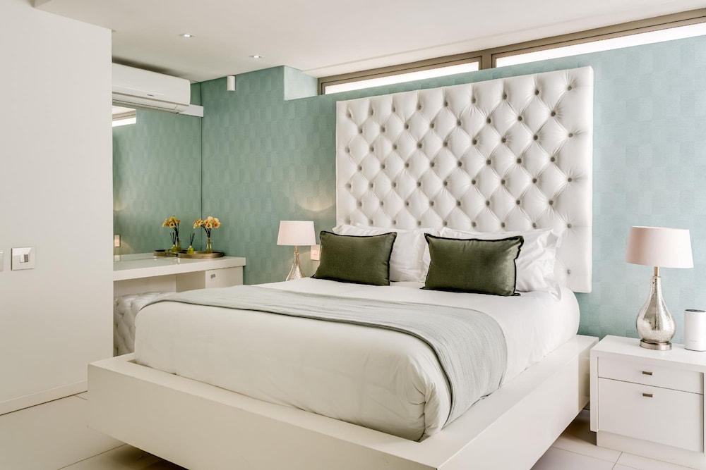 Villa Bleu Blanc in Camps Bay With Pool and Views