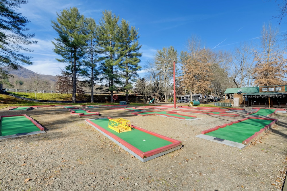 Blue Ridge Base Camp: Resort Cabin in Waynesville