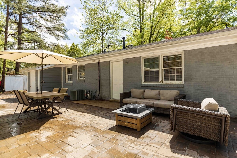 Cozy 3BR Home Patio Grill Free Parking Wi-fi - Property Image 8