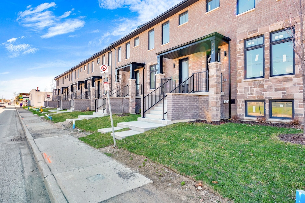New 16 Ppl Townhouses in Winsdor view 4