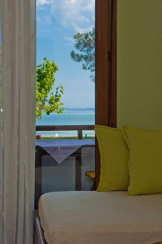 Kamares House Apartments & Studios