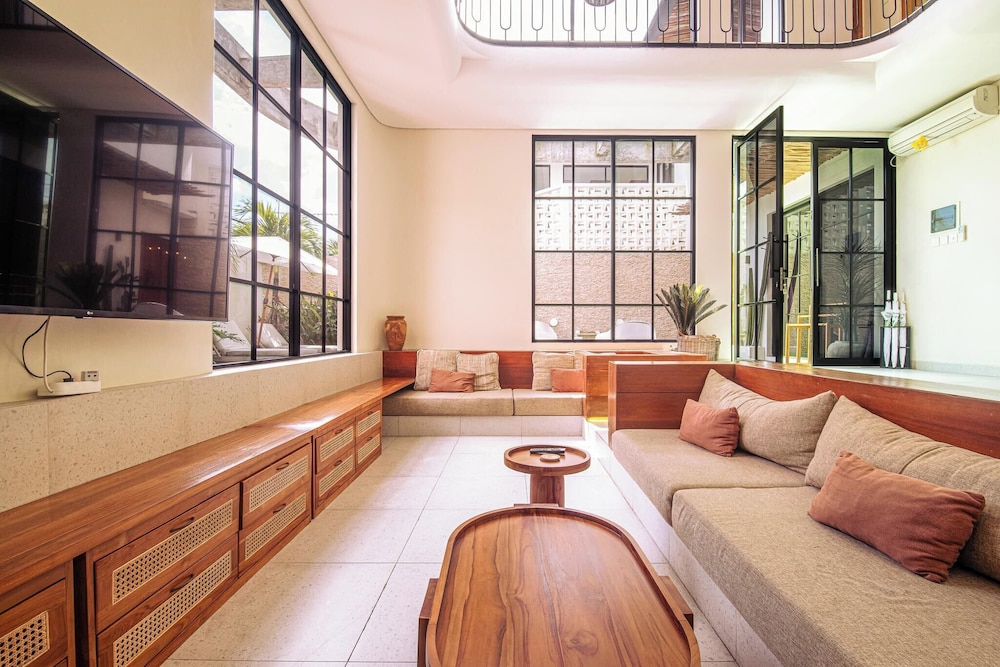 Chic 4-br Villa in Central Seminyak, Beach 5 Mins