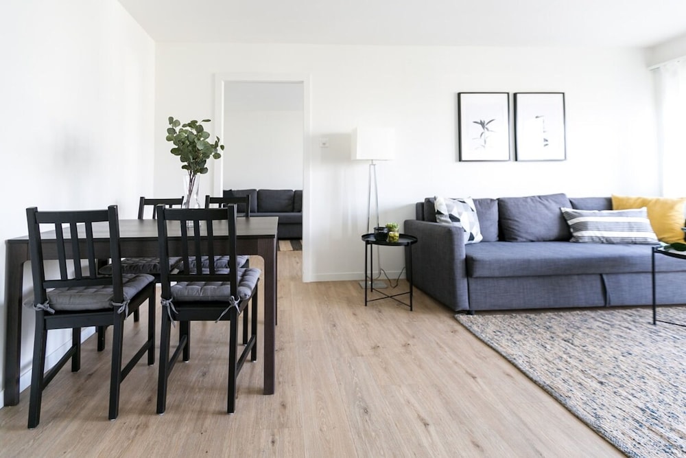 Modern Flat w Netflix Balcony top Location