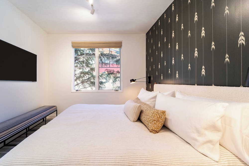 Aspen Hideaway by Avantstay Walk to Aspen, Near Slopes + Pool & Hot Tub Access