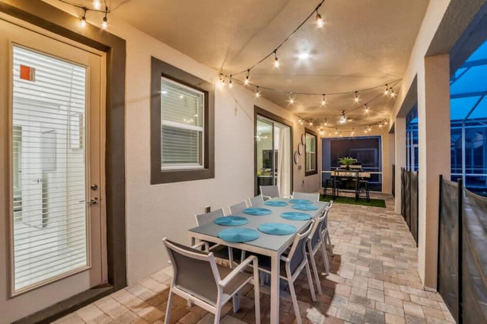 Spacious 8BR Villa Poolside Luxury Fun for 20