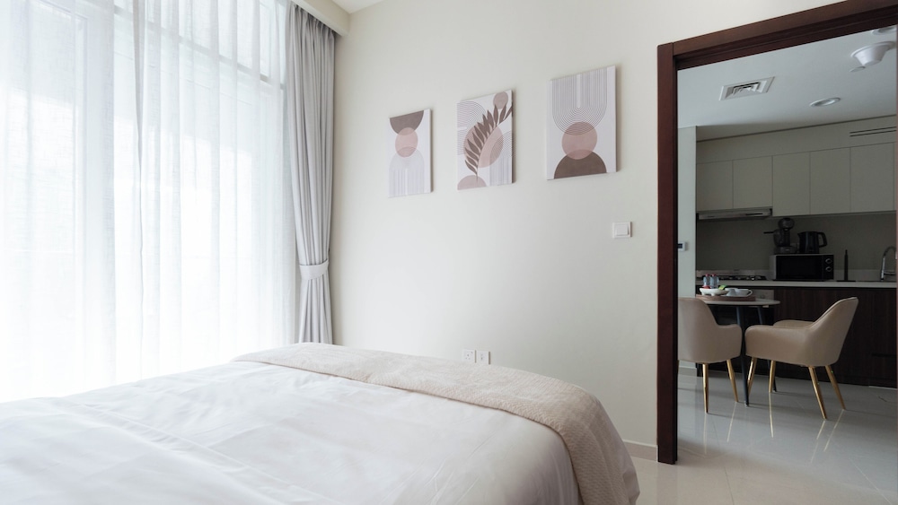 Keyrock Living - 1BR Lake View at Reva