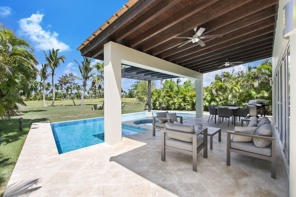 Luxury Golf Villa in Bavaro Cocotal Palma Real Pool Jacuzzi Staff