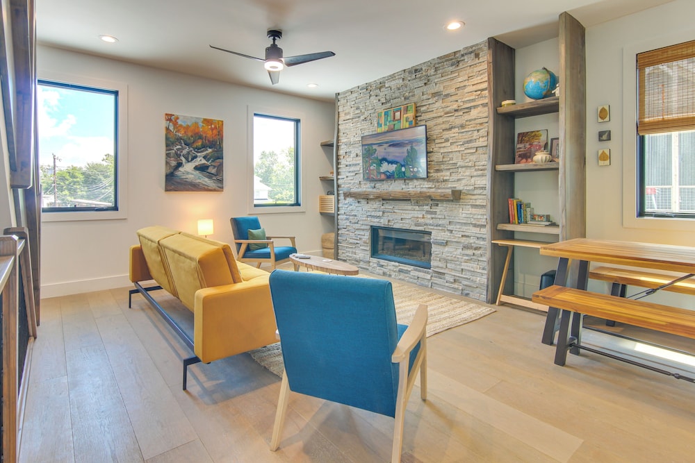 Rooftop Deck, Sweeping Views: Chic Home in Brevard