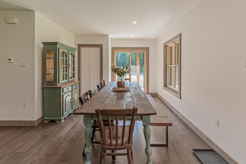 The Corzo - Modern Farmhouse With hot tub