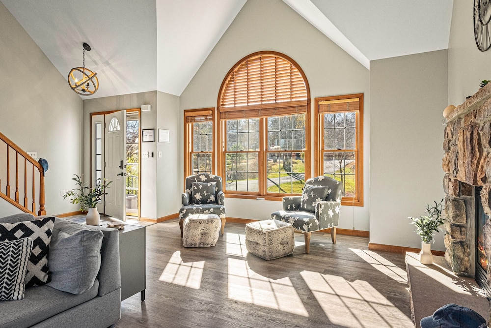 Laker s Pointe by Avantstay Lakefront Private Peninsula Hot Tub Game Room