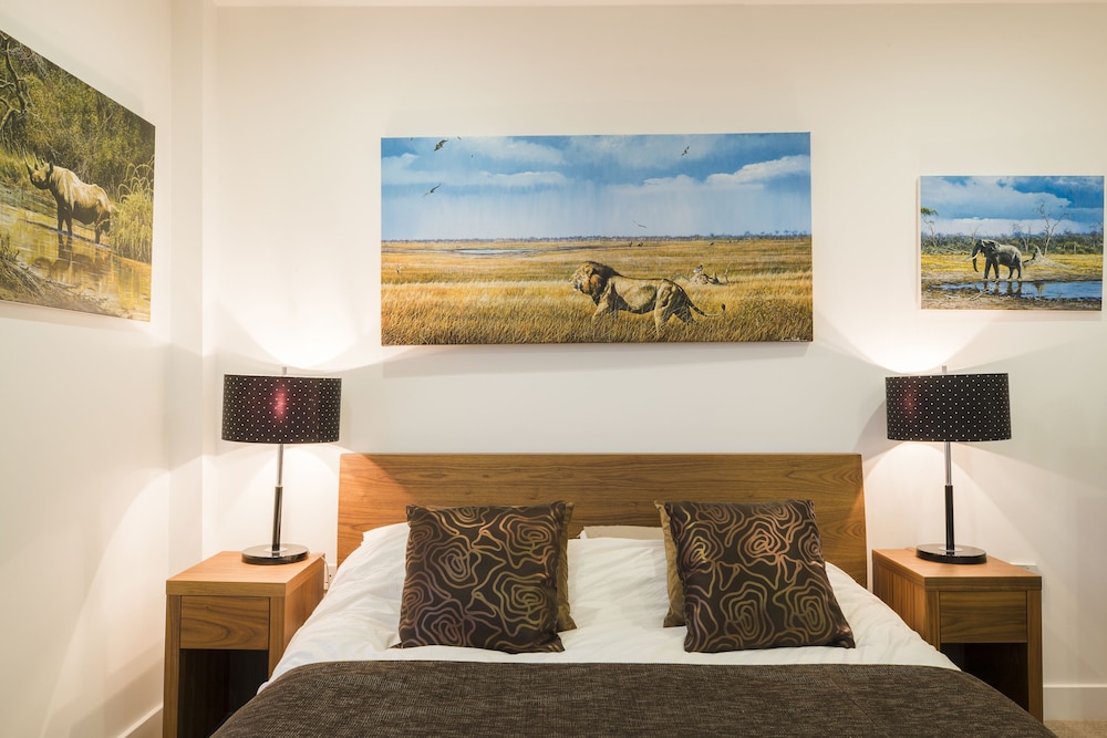 JOIVY Trendy Islington Flat for 2 with Patio