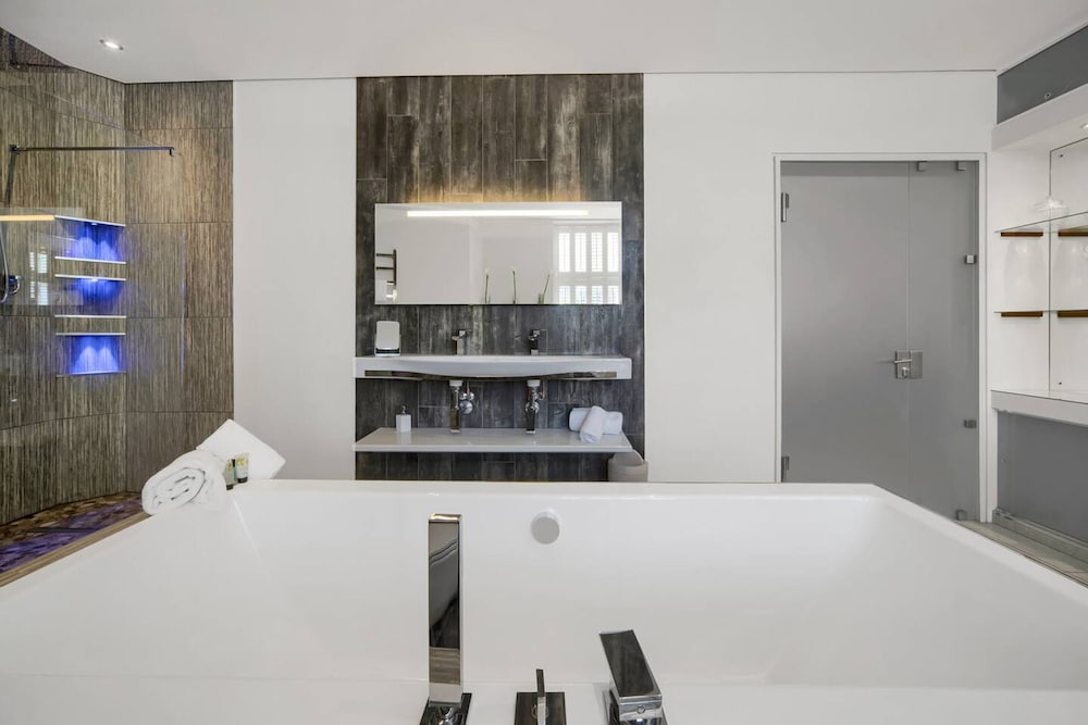 Chic Luxury - Central - Beach Access - Wind