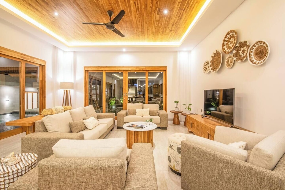 Luxurious 6 BR With Sea View, 5 Mins to Savaya