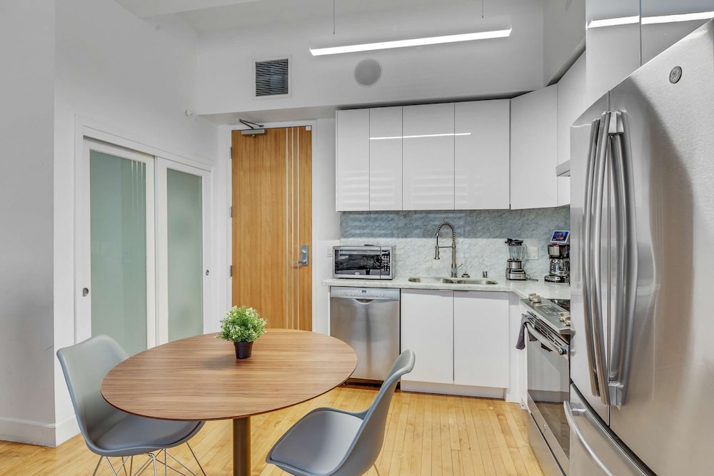 Stylish Deluxe 1BR At HWH by Oneluxstay