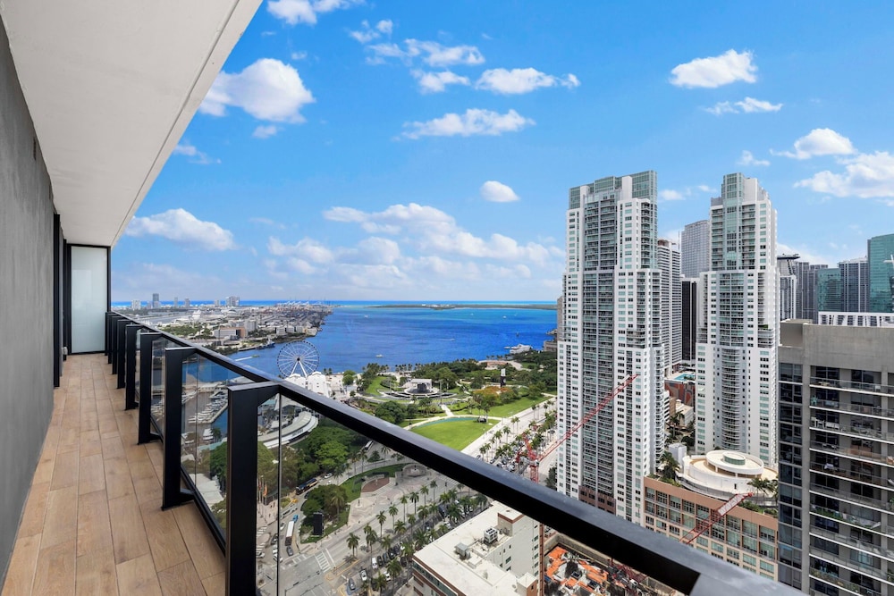 Luxury Spacious Condo at Downtown Miami