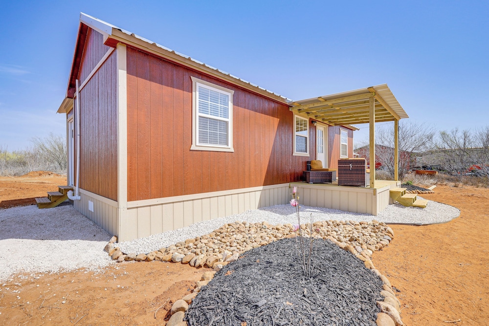 Hike, Hunt & Fish: Pet-friendly Studio in Dilley!