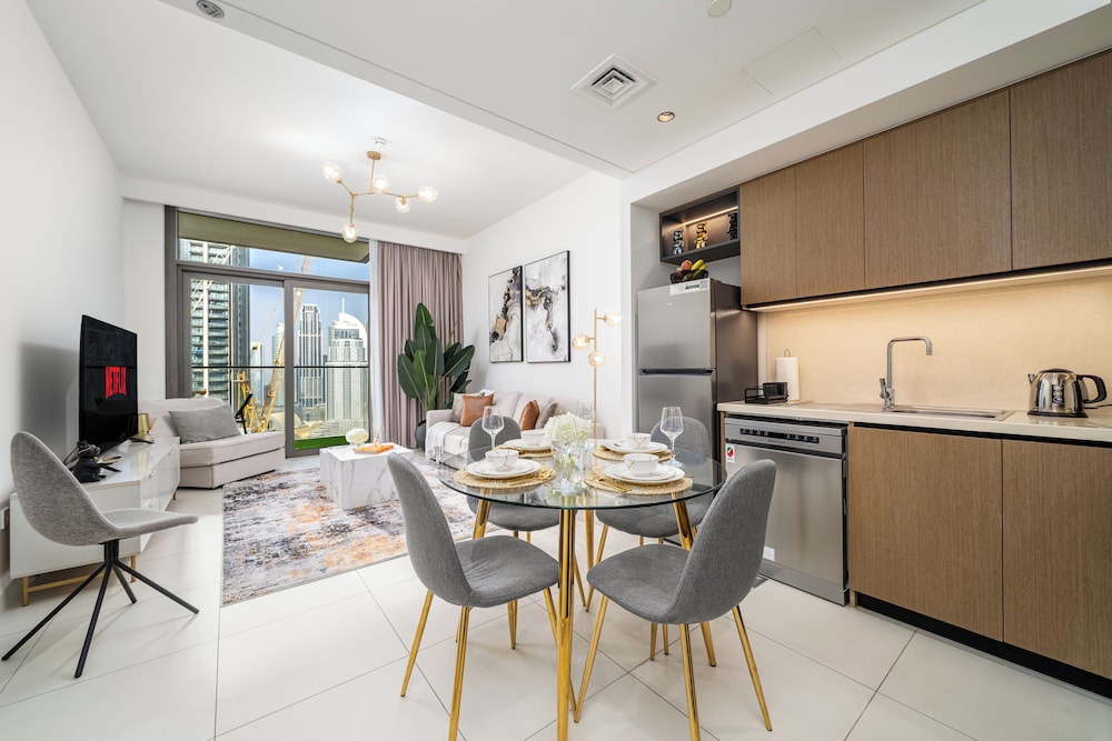 Delujo Stays – Burj Crown Collection