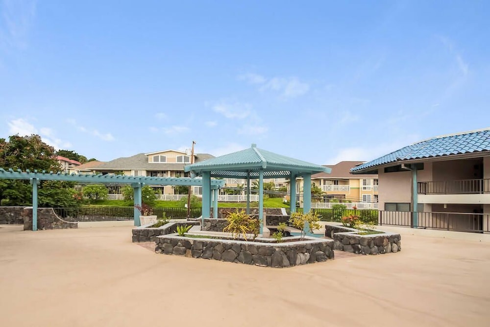 Kona Reef F2 Charming Oceanfront Condo for 4!