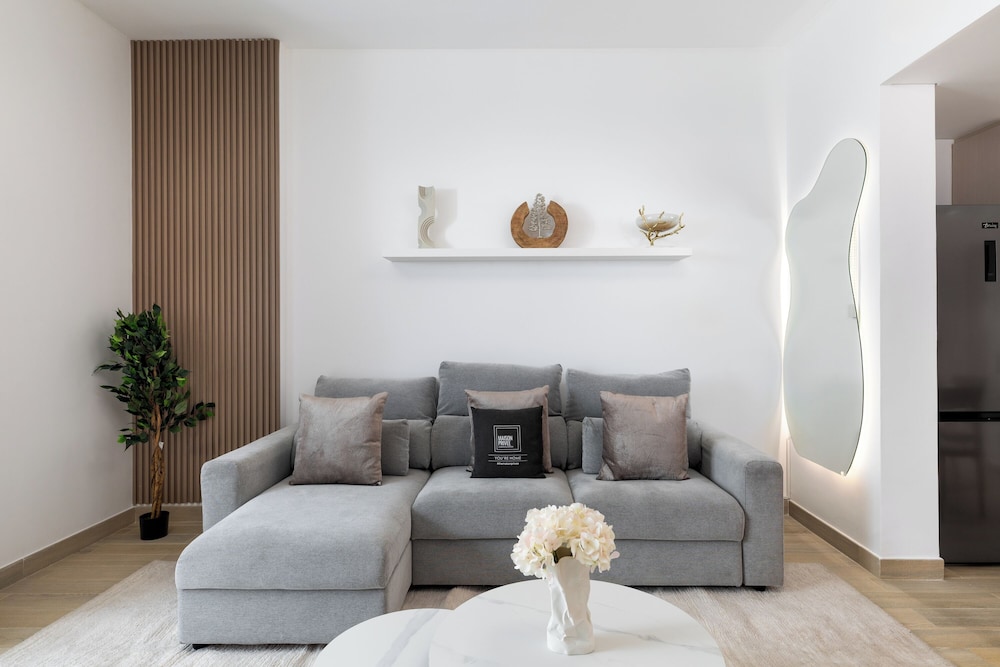 Maison Privee - Sleek Yas Getaway w/ Ferrari World and Canal Views