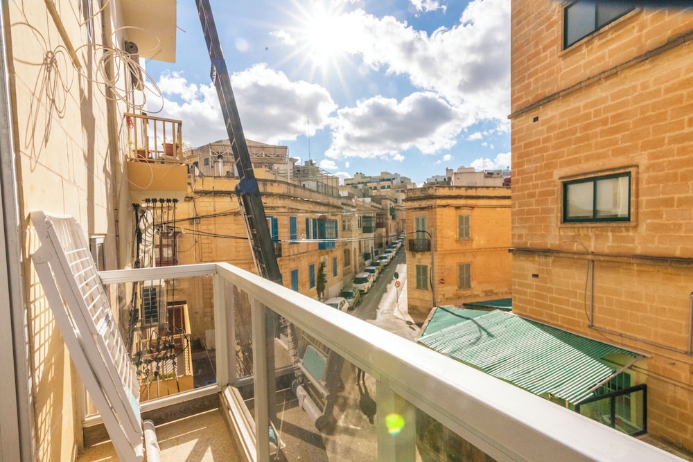 Cosy APT in Sliema- 2 mins walk from sea