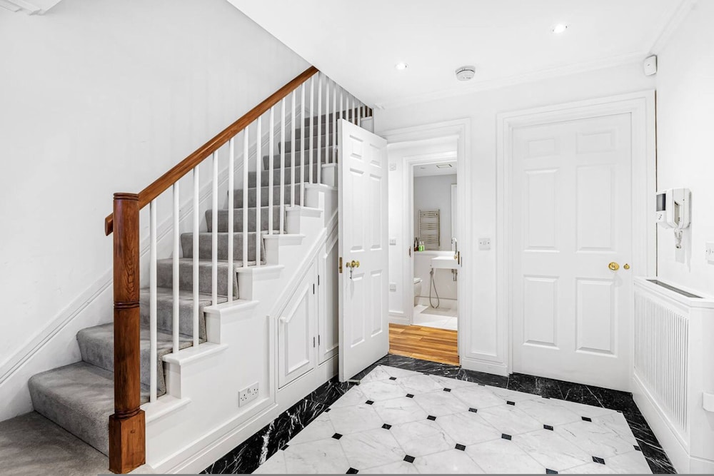 4-bed House Next To Harrods Pont Street Mews